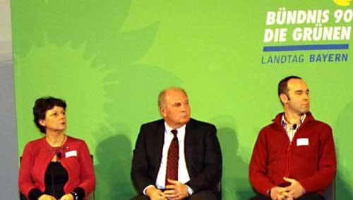 Ob ihm die Kulisse gefällt? - Uli Hoeneß zwischen Simone Trolle (Grüne) und Michael Gabriel (Koordinationsstelle Fanprojekte) Ob ihm die Kulisse gefällt? - Uli Hoeneß zwischen Simone Trolle (Grüne) und Michael Gabriel (Koordinationsstelle Fanprojekte)