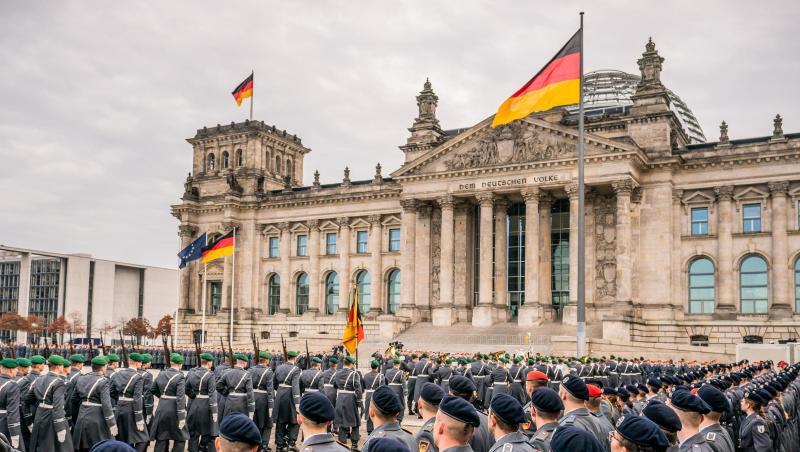 Rekrutinnen und Rekruten der Bundeswehr beim großen öffentlichen Gelöbnis vor dem Reichstagsgebäude. Rekrutinnen und Rekruten der Bundeswehr beim großen öffentlichen Gelöbnis vor dem Reichstagsgebäude.