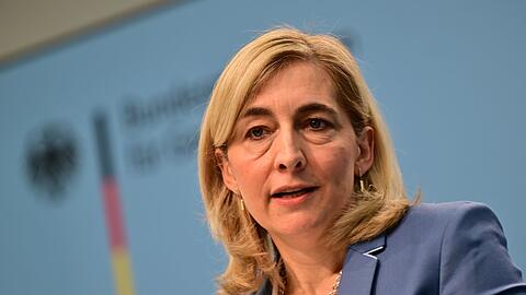 Gesundheitsministerin Warken verteidigt die geplante Anhebung der Beitragsbemessungsgrenze Gesundheitsministerin Warken verteidigt die geplante Anhebung der Beitragsbemessungsgrenze