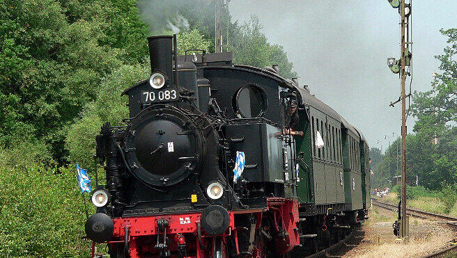 Die Dampflokomotive 70 083 dampft an Pfingsten durch München. Die Dampflokomotive 70 083 dampft an Pfingsten durch München.