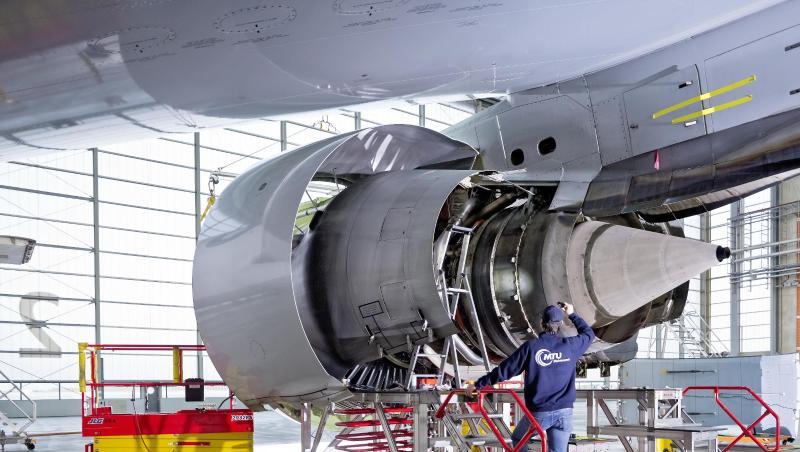 Ein Mitarbeiter arbeitet in einem Werk der MTU Aero Engines AG an einer Flugzeug-Turbine. Foto: -/MTU Aero Engines AG/dpa/Symbolbild Ein Mitarbeiter arbeitet in einem Werk der MTU Aero Engines AG an einer Flugzeug-Turbine. Foto: -/MTU Aero Engines AG/dpa/Symbolbild