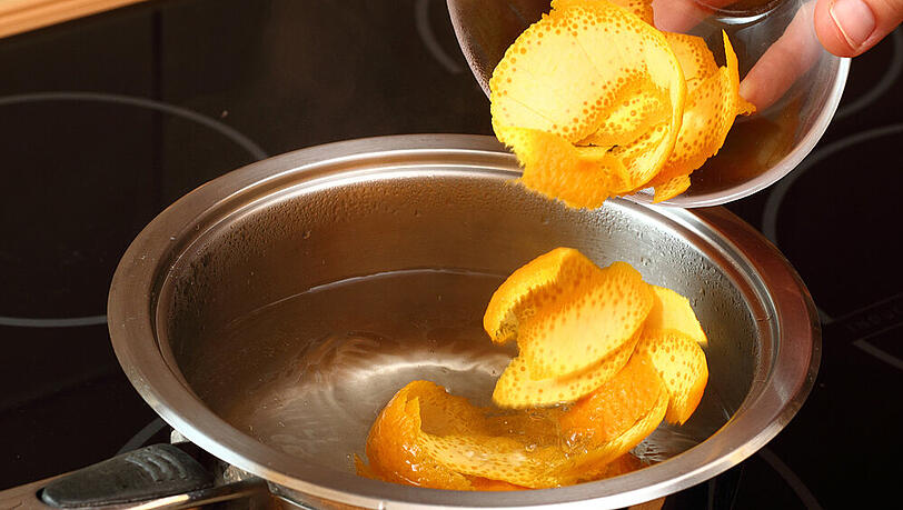 Aus Orangenschalen lässt sich ein aromatischer Tee herstellen. Aus Orangenschalen lässt sich ein aromatischer Tee herstellen.