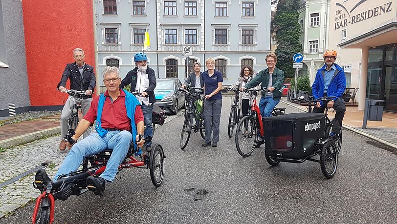 Bereit für die Fahrradtour durch Landshut (v.l.): Wilhelm Forster, Sprecher AG1 Soziale Stadt Nikola, Stadtrat Thomas Keyßner (Grüne), Siegfried Polsfuß, zweiter Vorsitzender des VCD Kreisverband Landshut, Magnus Stadler, Radverkehrsbeauftragter der Stadt Landshut, Roswitha Keil vom ADFC Landshut, Larissa Gerstenberger, Mobilitätsmanagerin der Stadt Landshut, James Thoem, Direktor der Copenhagenize Design Company, und Kai Gebhardt, Bereichsleiter Personal- und Sozialwesen bei Ebm-Papst Landshut. Bereit für die Fahrradtour durch Landshut (v.l.): Wilhelm Forster, Sprecher AG1 Soziale Stadt Nikola, Stadtrat Thomas Keyßner (Grüne), Siegfried Polsfuß, zweiter Vorsitzender des VCD Kreisverband Landshut, Magnus Stadler, Radverkehrsbeauftragter der Stadt Landshut, Roswitha Keil vom ADFC Landshut, Larissa Gerstenberger, Mobilitätsmanagerin der Stadt Landshut, James Thoem, Direktor der Copenhagenize Design Company, und Kai Gebhardt, Bereichsleiter Personal- und Sozialwesen bei Ebm-Papst Landshut.