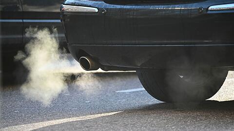 Die Deutsche Umwelthilfe will, dass BMW und Mercedes-Benz untersagt wird, in Zukunft Neuwagen mit klimaschädlichen Verbrennungsmotoren zu verkaufen. (Symbolbild) Die Deutsche Umwelthilfe will, dass BMW und Mercedes-Benz untersagt wird, in Zukunft Neuwagen mit klimaschädlichen Verbrennungsmotoren zu verkaufen. (Symbolbild)