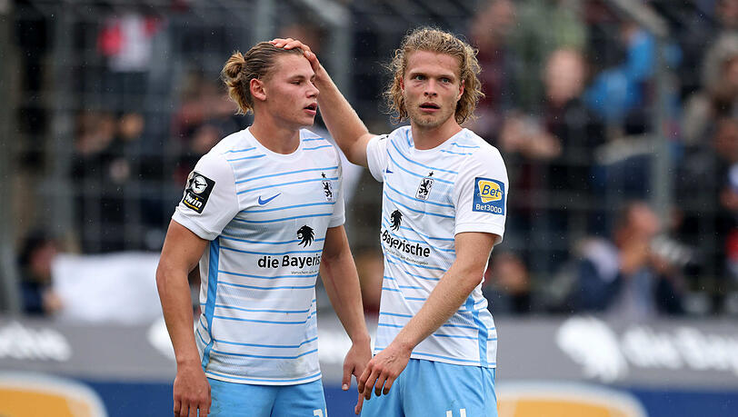 Kopf hoch, Junge: Abwehrboss Jesper Verlaat (r.) tröstet Torjäger Fynn Lakenmacher - Aufbauarbeit für Osnabrück. Kopf hoch, Junge: Abwehrboss Jesper Verlaat (r.) tröstet Torjäger Fynn Lakenmacher - Aufbauarbeit für Osnabrück.