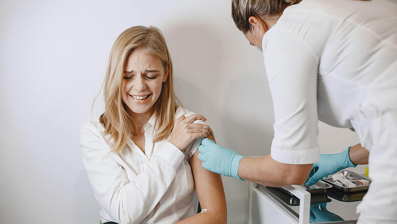 Betriebsärzte können mit Impfaktionen dazu beitragen, die Mitarbeiter vor Atemwegsinfektionen wie Grippe zu schützen. Betriebsärzte können mit Impfaktionen dazu beitragen, die Mitarbeiter vor Atemwegsinfektionen wie Grippe zu schützen.