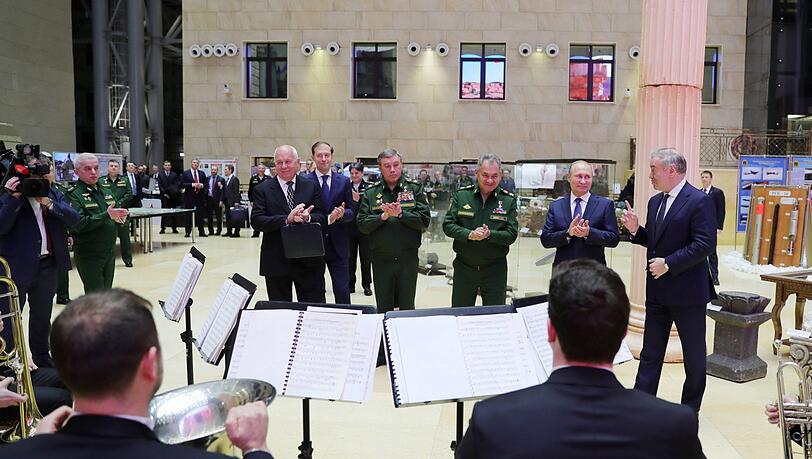 Valery Gergiev (rechts) mit dem russischen Präsidenten Wladimir Putin sowie Vertretern des Miltärs und der Rüstungsindustrie bei der Ausstellung von Waffen und geretteten Kulturgütern im Oberkommando der russischen Streitkräfte in Moskau. Valery Gergiev (rechts) mit dem russischen Präsidenten Wladimir Putin sowie Vertretern des Miltärs und der Rüstungsindustrie bei der Ausstellung von Waffen und geretteten Kulturgütern im Oberkommando der russischen Streitkräfte in Moskau.