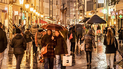 Abendliches Shopping in der Innenstadt. Abendliches Shopping in der Innenstadt.