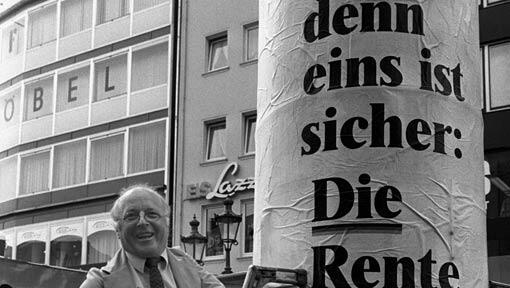 Ein historischer Moment zum Thema Alterssicherung – Norbert Blüm plakatiert 1986 in Bonn. Ein historischer Moment zum Thema Alterssicherung – Norbert Blüm plakatiert 1986 in Bonn.