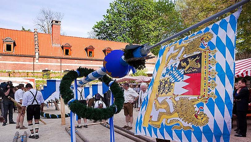 Der Maibaum gehört zum bayerischen Kulturgut. Doch vor Schulen und Kitas soll es ihn jetzt nicht mehr geben. Der Maibaum gehört zum bayerischen Kulturgut. Doch vor Schulen und Kitas soll es ihn jetzt nicht mehr geben.