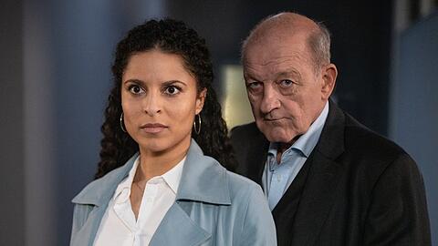 "Wilsberg: Über dem Gesetz": Wilsbergs (Leonard Lansink, r.) aktueller Fall hat auch mit Dr. Tessa Tilkers (Patricia Meeden) Vergangenheit als Jurastudentin zu tun. "Wilsberg: Über dem Gesetz": Wilsbergs (Leonard Lansink, r.) aktueller Fall hat auch mit Dr. Tessa Tilkers (Patricia Meeden) Vergangenheit als Jurastudentin zu tun.