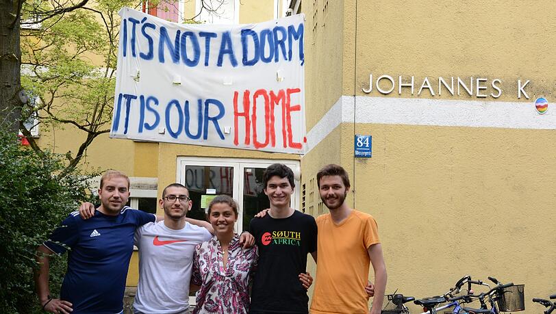 „Kein Wohnheim, sondern unser Zuhause“ steht auf dem Plakat, das die Bewohner des „Joko“ gemalt haben. Foto: Sophie Anfang „Kein Wohnheim, sondern unser Zuhause“ steht auf dem Plakat, das die Bewohner des „Joko“ gemalt haben. Foto: Sophie Anfang