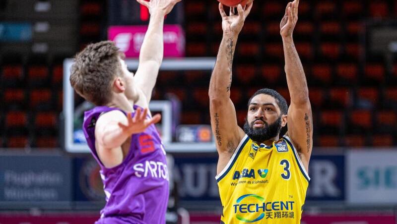 Bennet Hundt (l) aus Göttingen und Peyton Siva von Alba Berlin in Aktion. Foto: Tilo Wiedensohler/camera4/BBL/Pool/dpa Bennet Hundt (l) aus Göttingen und Peyton Siva von Alba Berlin in Aktion. Foto: Tilo Wiedensohler/camera4/BBL/Pool/dpa