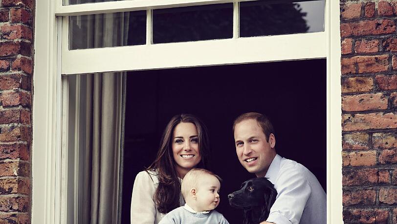 Herzogin Kate und Prinz William mit ihrem Sohn George und Hund Lupo. Der Thronfolger und seine Frau erwarten im April ihr zweites Kind. Herzogin Kate und Prinz William mit ihrem Sohn George und Hund Lupo. Der Thronfolger und seine Frau erwarten im April ihr zweites Kind.