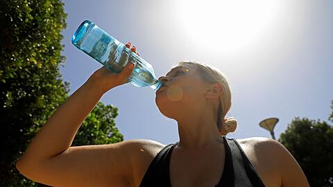 Bei Kreislaufproblemen wegen Hitze: Viel Wasser trinken (Symbolfoto) Bei Kreislaufproblemen wegen Hitze: Viel Wasser trinken (Symbolfoto)