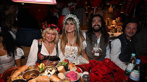 Mutter Erna, Tochter Lou, die Söhne Henry und Johan sowie Ehemann Tom Kaulitz und dessen Bruder Bill begleiteten Heidi Klum zur Wiesn-Premiere. Später kam auch Kumpel Thomas Hayo vorbei. Mutter Erna, Tochter Lou, die Söhne Henry und Johan sowie Ehemann Tom Kaulitz und dessen Bruder Bill begleiteten Heidi Klum zur Wiesn-Premiere. Später kam auch Kumpel Thomas Hayo vorbei.