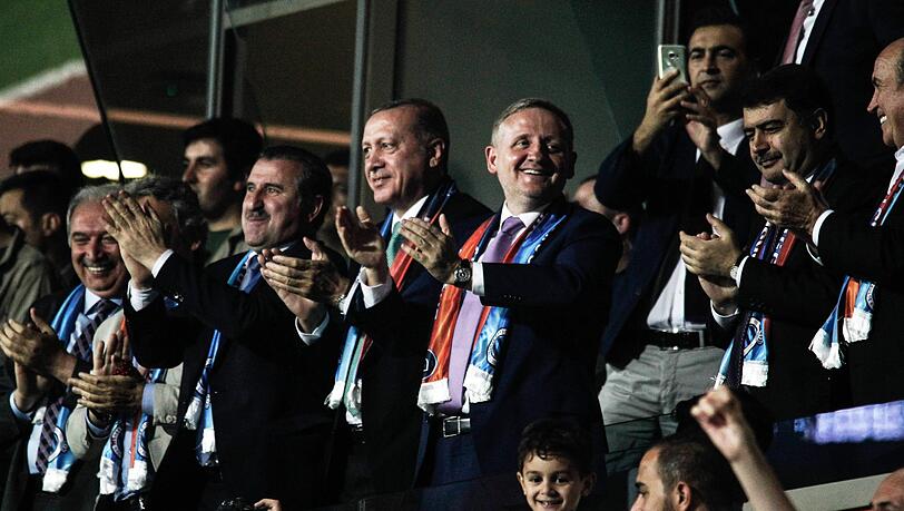 Fan von Basaksehir FK: Recep Tayyip Erdogan (Mi.). Fan von Basaksehir FK: Recep Tayyip Erdogan (Mi.).