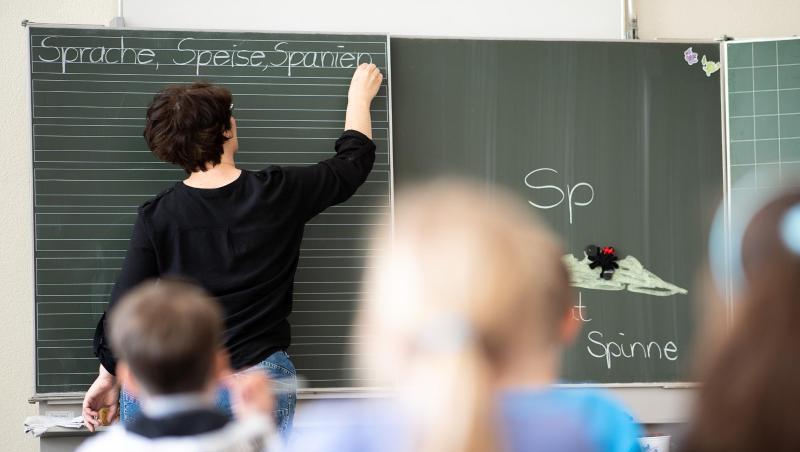 Bis einschließlich 2023 prognostizieren die Kultusminister einen deutlichen Lehrermangel an Grundschulen. Ab 2024 zeigt die Prognose aber in die andere Richtung. Bis einschließlich 2023 prognostizieren die Kultusminister einen deutlichen Lehrermangel an Grundschulen. Ab 2024 zeigt die Prognose aber in die andere Richtung.