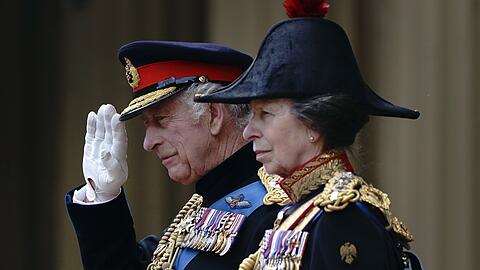 König Charles ist in Sorge um Prinzessin Anne. König Charles ist in Sorge um Prinzessin Anne.