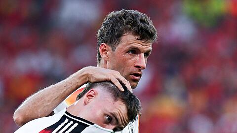 Müller (hinten) hat eine klare Meinung zum Wirtz-Wechsel in die englische Liga. (Archivbild) Müller (hinten) hat eine klare Meinung zum Wirtz-Wechsel in die englische Liga. (Archivbild)