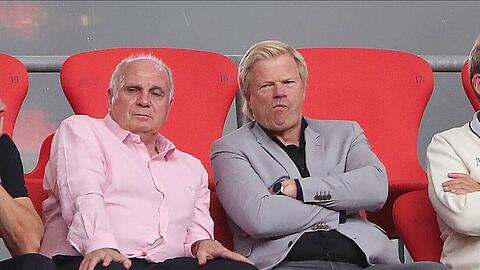 Uli Hoeneß und Oliver Kahn schauten sich im Juli 2021 ein Testspiel des FC Bayern an. Uli Hoeneß und Oliver Kahn schauten sich im Juli 2021 ein Testspiel des FC Bayern an.