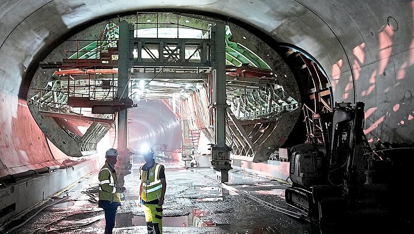 Hier wird die Röhre mit einem Schalwagen ausbetoniert. Hier wird die Röhre mit einem Schalwagen ausbetoniert.