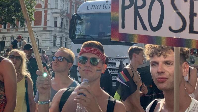 Teilnehmer einer CSD-Parade halten ein Plakat mit der Aufschrift "Pro Homo & Pro Secco" und eine Regenbogenfahne. Foto: Alexander Blum/dpa/Archivbild Teilnehmer einer CSD-Parade halten ein Plakat mit der Aufschrift "Pro Homo & Pro Secco" und eine Regenbogenfahne. Foto: Alexander Blum/dpa/Archivbild