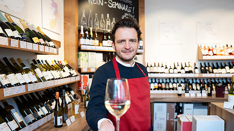 Tommy Schwimmer hat einen Weinladen im Lehel übernommen. Tommy Schwimmer hat einen Weinladen im Lehel übernommen.