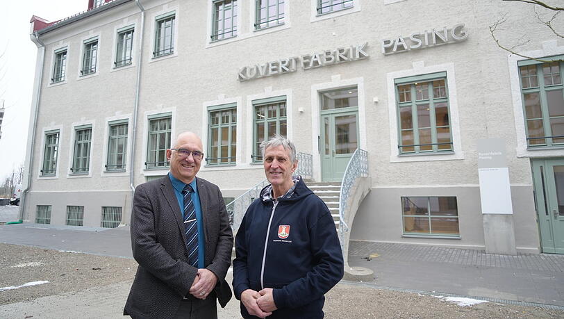 Haupteingang der Kuvertfabrik mit dem historischen Schriftzug: Pasings BA-Chef Frieder Vogelsgesang (CSU, l.) und Thomas Hasselwander vom Pasinger Archiv. Haupteingang der Kuvertfabrik mit dem historischen Schriftzug: Pasings BA-Chef Frieder Vogelsgesang (CSU, l.) und Thomas Hasselwander vom Pasinger Archiv.