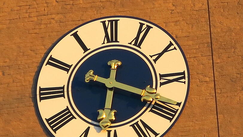 Die Uhr "normal-verkehrt" gesehen. Die Uhr "normal-verkehrt" gesehen.