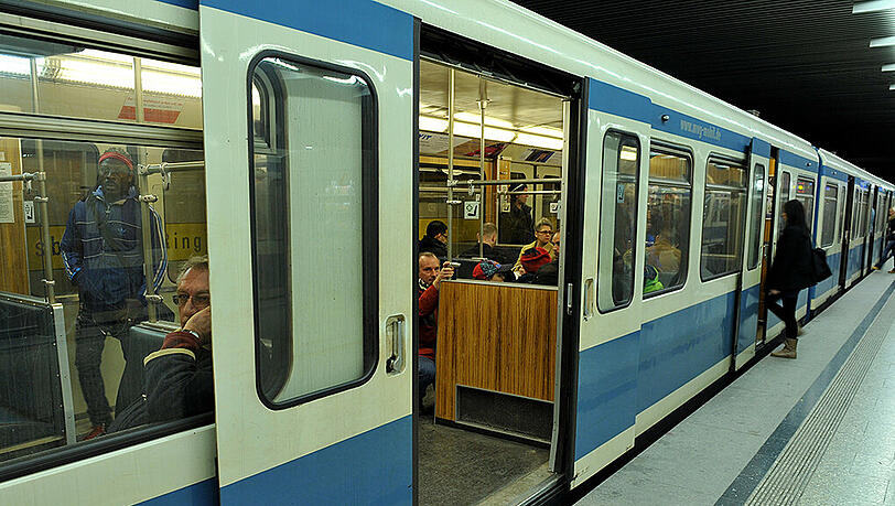 Ein junger Flüchtling stempelte seine Fahrkarte auf der Rückseite ab. Geht es nach der MVG ist der Syrer deswegen schwarzgefahren. (Archivbild) Ein junger Flüchtling stempelte seine Fahrkarte auf der Rückseite ab. Geht es nach der MVG ist der Syrer deswegen schwarzgefahren. (Archivbild)
