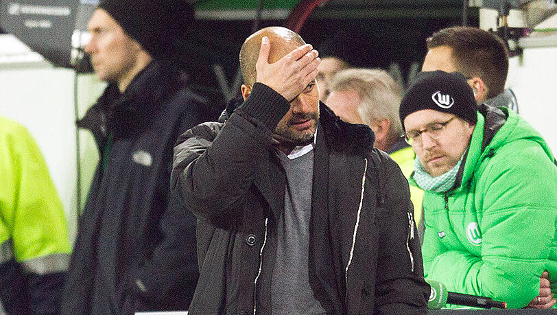 Bayerns Trainer Josep Guardiola fasst sich an den Kopf. Sein FC Bayern hat mit 1:4 gegen Wolfsburg verloren! Bayerns Trainer Josep Guardiola fasst sich an den Kopf. Sein FC Bayern hat mit 1:4 gegen Wolfsburg verloren!