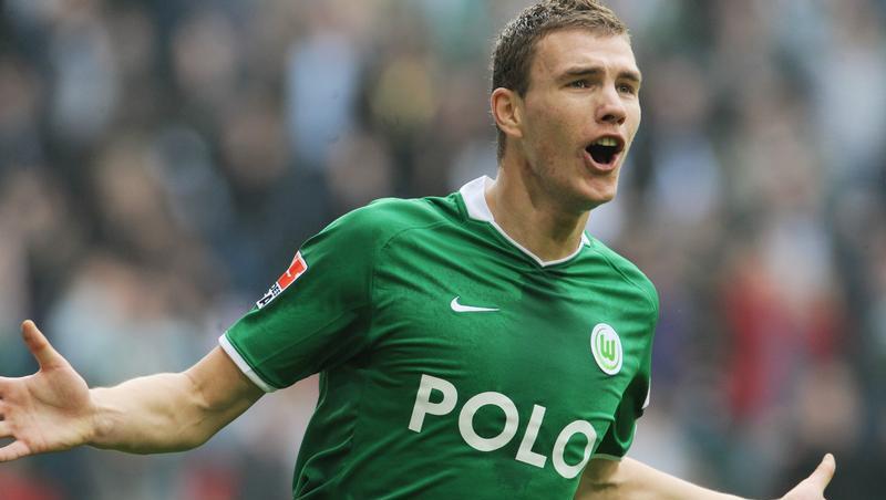 Verlängert seinen Vertrag bis 2013: Wolfsburg-Stürmer Edin Dzeko. Verlängert seinen Vertrag bis 2013: Wolfsburg-Stürmer Edin Dzeko.