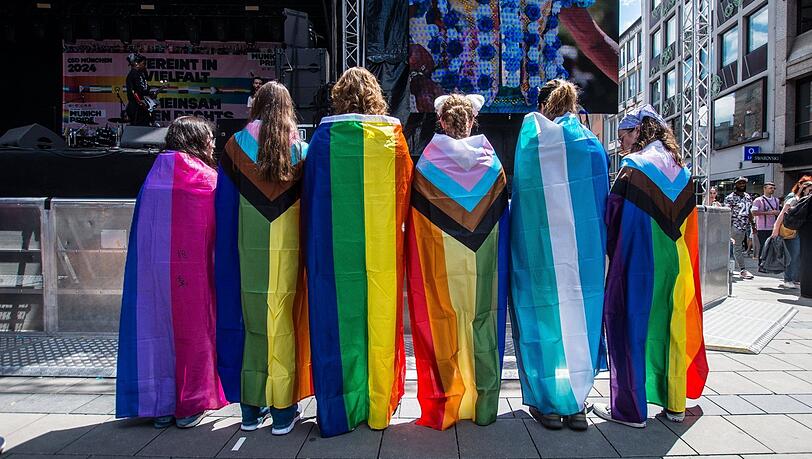 Wie hier auf dem CSD 2024 in München ist es in Deutschland möglich, seine Sexualität offen auszuleben. Die gesellschaftliche Stimmung hat sich in den letzten Jahren allerdings verändert und queere Menschen fürchten um ihre Sicherheit. Wie hier auf dem CSD 2024 in München ist es in Deutschland möglich, seine Sexualität offen auszuleben. Die gesellschaftliche Stimmung hat sich in den letzten Jahren allerdings verändert und queere Menschen fürchten um ihre Sicherheit.
