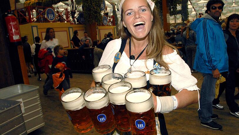 Wiesn-Kellnerin Babara Stadlhuber mit vollen Maßkrügen auf dem Oktoberfest in München. Wiesn-Kellnerin Babara Stadlhuber mit vollen Maßkrügen auf dem Oktoberfest in München.
