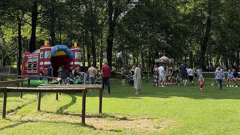 Neben spannenden Pferderennen erwartet die Besucherinnen und Besucher auch wieder ein attraktives Rahmenprogramm: Auch die Kleinsten haben die Möglichkeit, ausgiebig herumzutollen. Neben spannenden Pferderennen erwartet die Besucherinnen und Besucher auch wieder ein attraktives Rahmenprogramm: Auch die Kleinsten haben die Möglichkeit, ausgiebig herumzutollen.
