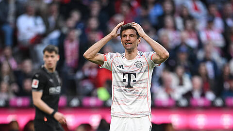 Thomas Müller verließ den FC Bayern im vergangenen Sommer nach 25 Jahren. Ganz reibungslos verlief der Abschied aber nicht. Thomas Müller verließ den FC Bayern im vergangenen Sommer nach 25 Jahren. Ganz reibungslos verlief der Abschied aber nicht.