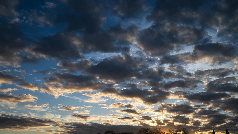 In München bleibt es bis zur Monatsmitte vorerst weiter kalt. Bei stark bewölktem Himmel kommt teilweise auch die Sonne zum Vorschein. In München bleibt es bis zur Monatsmitte vorerst weiter kalt. Bei stark bewölktem Himmel kommt teilweise auch die Sonne zum Vorschein.