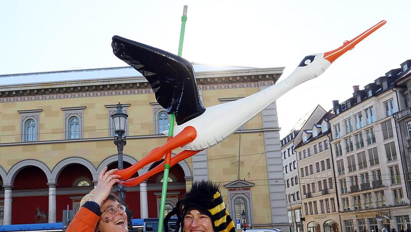 Am Freitag zogen die Unterstützer des Volksbegehrens Artenvielfalt in München durch die Straßen um auf ihr Anliegen aufmerksam zu machen. Am Freitag zogen die Unterstützer des Volksbegehrens Artenvielfalt in München durch die Straßen um auf ihr Anliegen aufmerksam zu machen.
