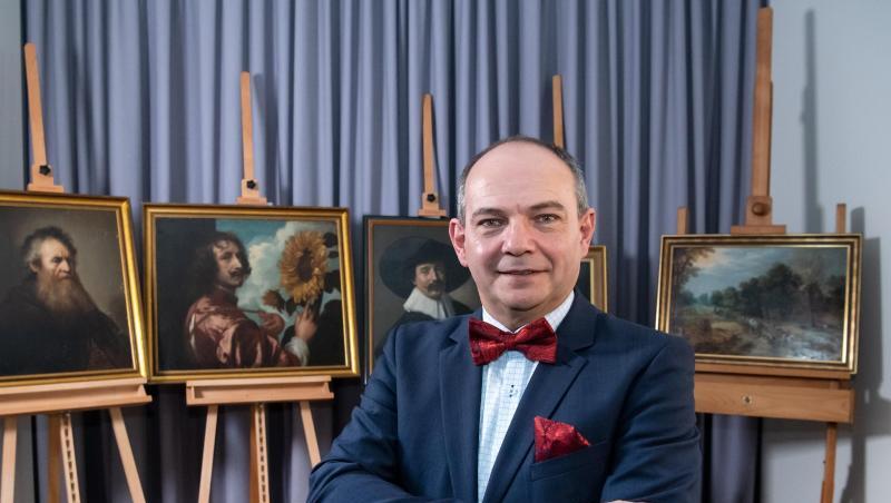 Oberbürermeister Knut Kreuch vor den fünf gestohlenen Gemälden in Gotha. Oberbürermeister Knut Kreuch vor den fünf gestohlenen Gemälden in Gotha.
