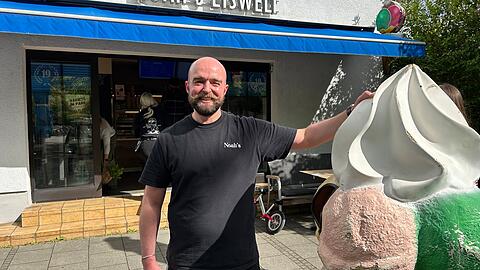Epizentrum des Mangfallplatzes: Noah’s Eiswelt. Sascha Hagl hat den Eisverkauf vor 20 Jahren mit seinem Bruder eröffnet. Heute führt sein Neffe Noah das Geschäft. Letztes Jahr wurde das 19-jährige Bestehen gefeiert, wie an den Fenstern zu erkennen ist. Epizentrum des Mangfallplatzes: Noah’s Eiswelt. Sascha Hagl hat den Eisverkauf vor 20 Jahren mit seinem Bruder eröffnet. Heute führt sein Neffe Noah das Geschäft. Letztes Jahr wurde das 19-jährige Bestehen gefeiert, wie an den Fenstern zu erkennen ist.