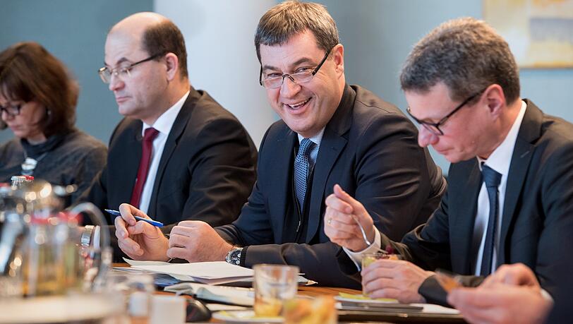 Ministerpräsident Söder und Albert Füracker (l.). Der 50-Jährige gilt als Ilse Aigners schärfster Konkurrent im Kampf um das Finanzministerium. Rechts: Bernd Sibler, der für den Wissenschafts-Posten gehandelt wird. Ministerpräsident Söder und Albert Füracker (l.). Der 50-Jährige gilt als Ilse Aigners schärfster Konkurrent im Kampf um das Finanzministerium. Rechts: Bernd Sibler, der für den Wissenschafts-Posten gehandelt wird.