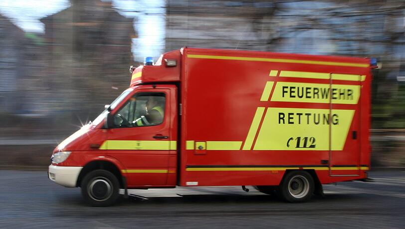 Der Feuerwehr-Notarztwagen brachte den 18-Jährigen in die Klinik. Der Feuerwehr-Notarztwagen brachte den 18-Jährigen in die Klinik.