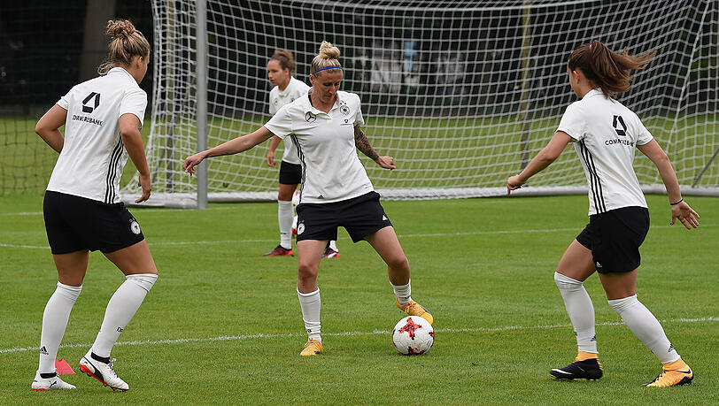 Warmspielen für den siebten EM-Titel in Folge: Deutschlands Lena Petermann, Anja Mittag und Sara Däbritz (v.l.) im Training. Warmspielen für den siebten EM-Titel in Folge: Deutschlands Lena Petermann, Anja Mittag und Sara Däbritz (v.l.) im Training.