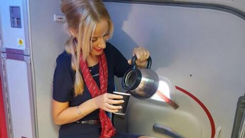 Unter dem Nickname @_rainam lässt diese Flugbegleiterin von Norwegian Air ihre 1700 Abonnenten an ihrem Jetset-Lifestyle teilhaben. Unter dem Nickname @_rainam lässt diese Flugbegleiterin von Norwegian Air ihre 1700 Abonnenten an ihrem Jetset-Lifestyle teilhaben.