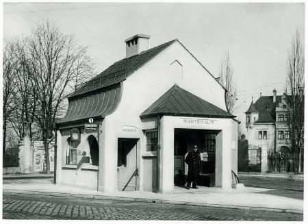 Heute ein hipper Treff mit gutem Espresso: Das Bild zeigt das alte Wartehäuschen an der Tramstation Neuhausen am Grünwaldpark. Heute ein hipper Treff mit gutem Espresso: Das Bild zeigt das alte Wartehäuschen an der Tramstation Neuhausen am Grünwaldpark.