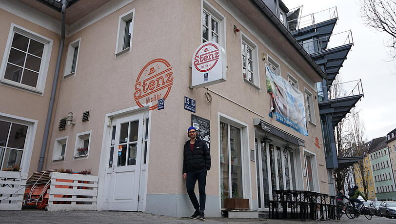 Am Eingang seines Cafés soll einmal die Tiefgarage hin. Am Eingang seines Cafés soll einmal die Tiefgarage hin.
