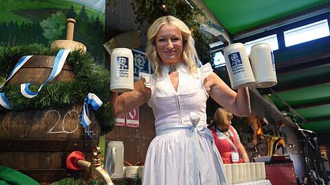 Im Schützenlisl-Festzelt hatte Monika Gruber zum Wiesn-Auftakt die große Anstich-Ehre. Im Schützenlisl-Festzelt hatte Monika Gruber zum Wiesn-Auftakt die große Anstich-Ehre.