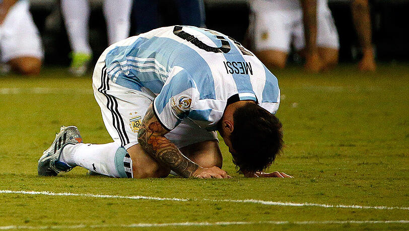 Lionel Messi hört nach drei verlorenen Finalspielen in Folge in der Nationalmannschaft auf. Lionel Messi hört nach drei verlorenen Finalspielen in Folge in der Nationalmannschaft auf.