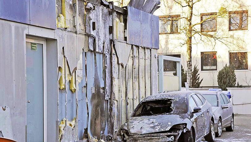 Durch eine brennende Papiertonne geriet in der Nacht zum Sonntag die Fassade
eines vierstöckigen Mehrfamilienhauses in Brand. Durch eine brennende Papiertonne geriet in der Nacht zum Sonntag die Fassade
eines vierstöckigen Mehrfamilienhauses in Brand.